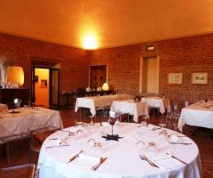 Allestimento della sala per il matrimonio