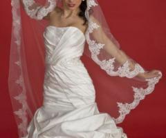 Abito da sposa senza spalline e velo ricamato