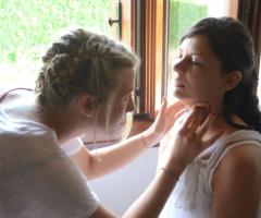 La sposa durante il trucco