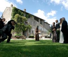 Fotografia degli sposi nella corte del Borgo