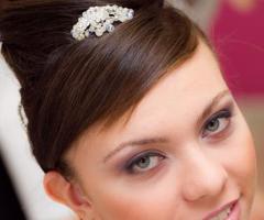 Trucco rosa e capelli raccolti per la sposa
