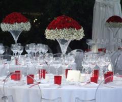 Centrotavola di rose rosse per i tavoli al matrimonio