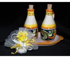 Servizio olio-aceto in ceramica di Caltagirone.