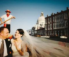 Gli sposi sulla gondola a Venezia © Marta Buso Photography