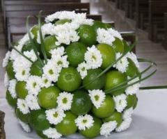 Addobbo floreale per la chiesa composto da lime e margherite olandesi