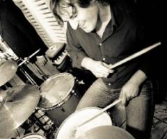 Un componente del gruppo durante un esibizione