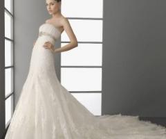 Abito da sposa con cinta sotto il seno e gonna ricamata in pizzo