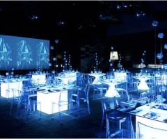 Allestimento con tavoli luminosi per un evento