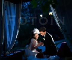 Foto degli sposi che brindano al loro giorno più bello