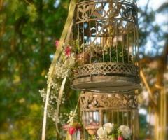 Gabbiette con fiori per le nozze