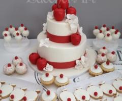 Torta di matrimonio con mele rosse e biscotti