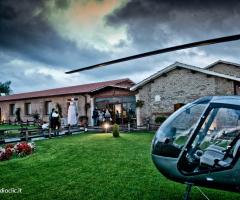 L'arrivo degli sposi in elicottero