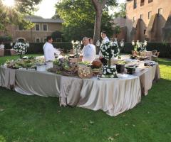 Buffet di matrimonio in giardino