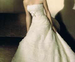 Abito da sposa elegantemente ricamato