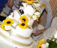Torta nuziale con girasoli