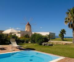 I Mulini Resort, con mulino, piscina, ampi spazi e costa sullo sfondo