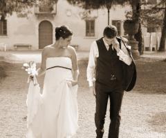 Gli sposi passeggiano dopo la cerimonia