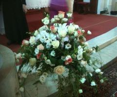 Allestimento per la chiesa con rose dalle sfumature diverse