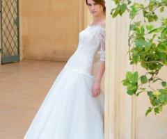 Abito con pizzi e ricami suli bustier - Modello Corfù