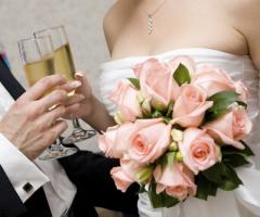 Sposi durante il brindisi al loro matrimonio