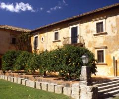 Esterno con limoneti dell'agriturismo per cerimonie di matrimonio presso Lentini (Siracusa)