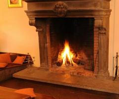 Sala con camino per un matrimonio invernale