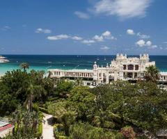 La stupenda location del Mondello Palace Hotel che sorge proprio sulla spiaggia