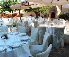 Tavoli all'aperto del Baglio Oneto Resort and Wines