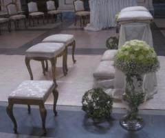 Fiori per la seduta degli sposi in chiesa
