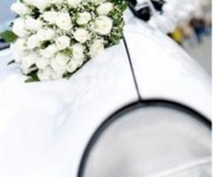 Addobbo floreale per l\'auto degli sposi