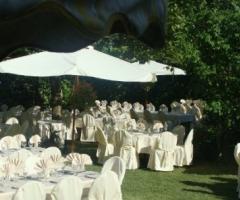 Tavoli per il ricevimento di nozze all'aperto