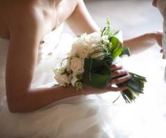Scatto fotografico della sposa con bouchet