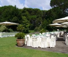Allestimento in giardino del ricevimento di nozze