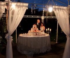 Il taglio della torta nuziale sotto il gazebo