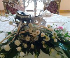 Addobbo floreale di rise e rami per i tavoli delle nozze