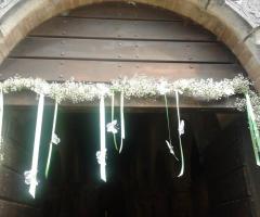 Decorazione floreale per l'entrata della chiesa