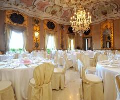 Ampia sala interna per ricevimento di matrimonio presso la location Palazzo Butera