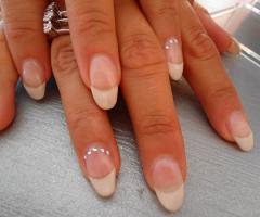 Manicure con brillantini per la sposa