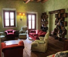 Sala dei libri all'interno dell'Osteria Bio