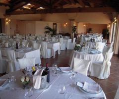 Sala allestita per il ricevimento di nozze nella Tenuta Pizzogallo