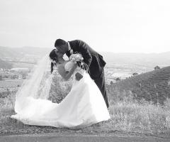 Bacio sposi in bianco e nero