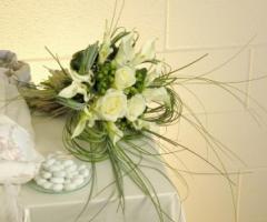 Addobbo del tavolo della confettata per il ricevimento di nozze