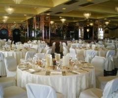 Sala interna dell'hotel allestita per il ricevimento di nozze