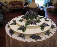 Torta per il matrimonio con fiori viola