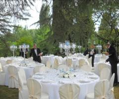 Mise en place bianca e blu per il matrimonio