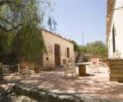 Esterno con ampio piazzale per ricevimento di matrimonio dell'Agriturismo Fondo Cipollate