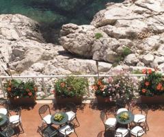 Dettaglio tavoli e acqua cristallina