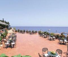 Tavoli all'aperto proprio sul mare