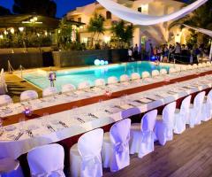 Un lungo tavolo vicino alla piscina all'Antica Residenza Don Ciccio