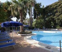 La piscina immersa nel verde